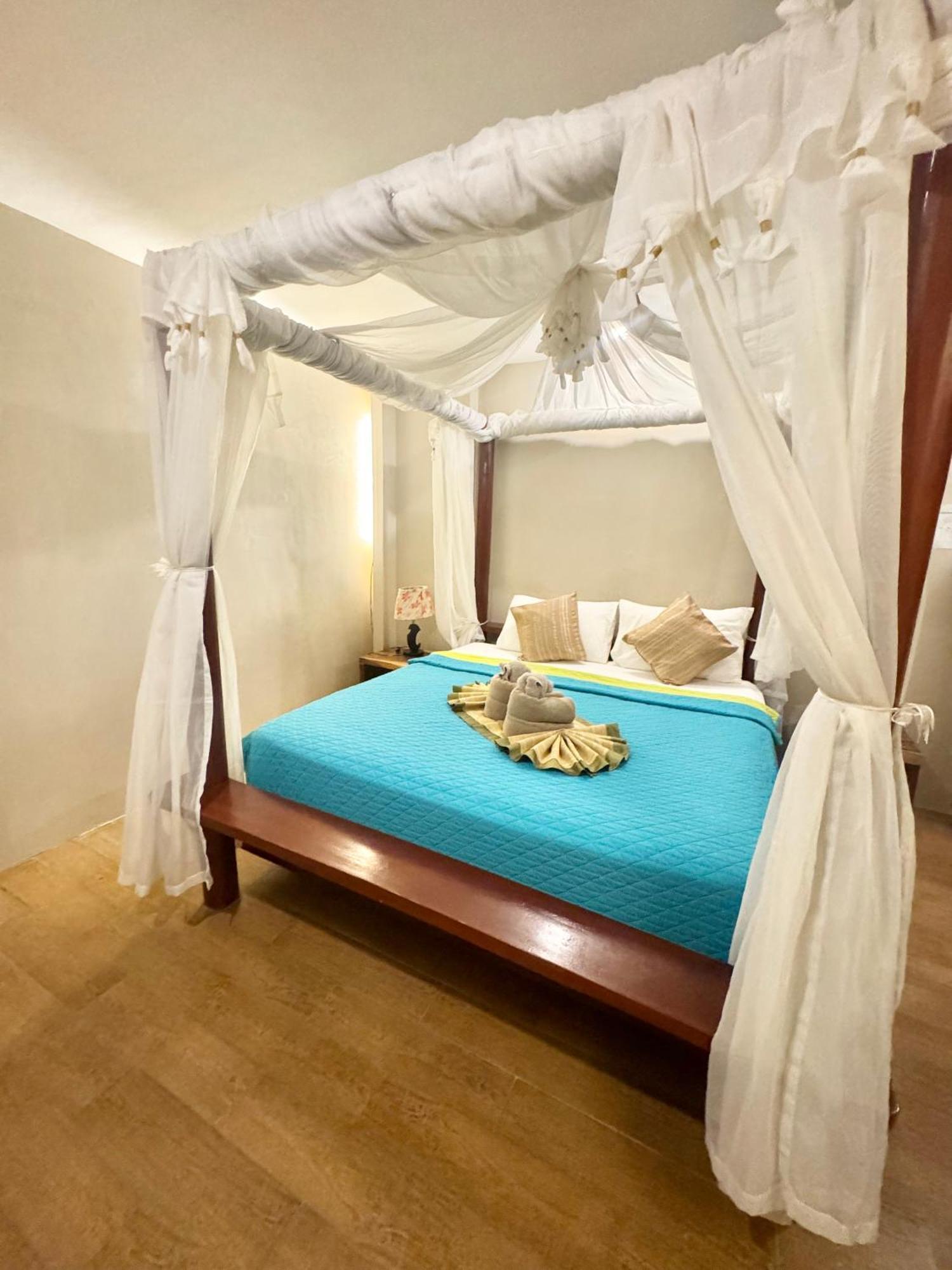 Hotel White Boracay 3*